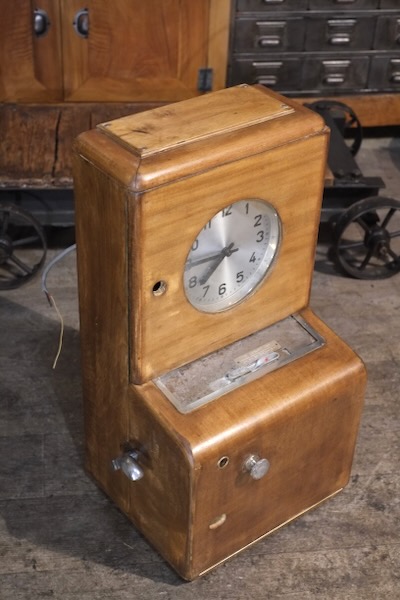 horloge pointeuse ancienne usine en bois 